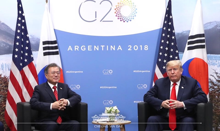 문재인 대통령(왼쪽)과 도널드 트럼프 미국 대통령이 30일 아르헨티나 부에노스아이레스 코스타 살게로 센터에서 G20 정상회기를 계기로 양자회담을 갖고 있다. 청와대